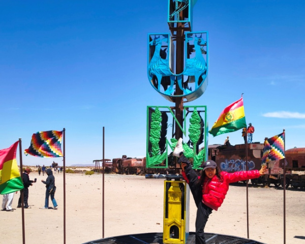 Lara at the Cementerio de Trenes