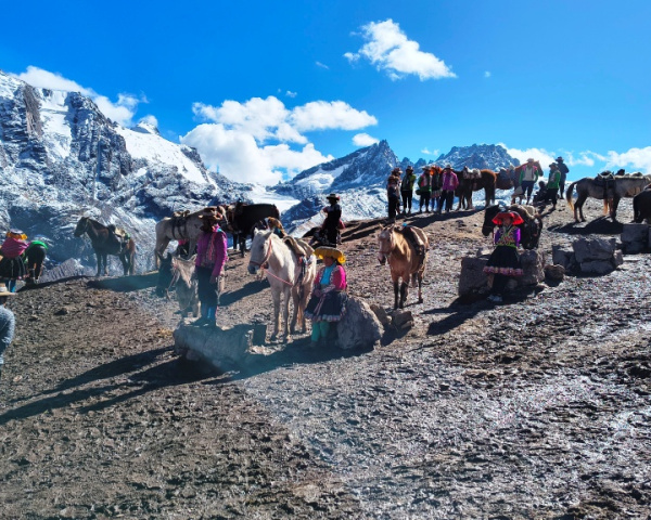 Ready to start the walk to the top of Vinicunca